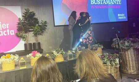 Debbie Bustamante directora de Entreser es premiada Mujer Impacta 2023